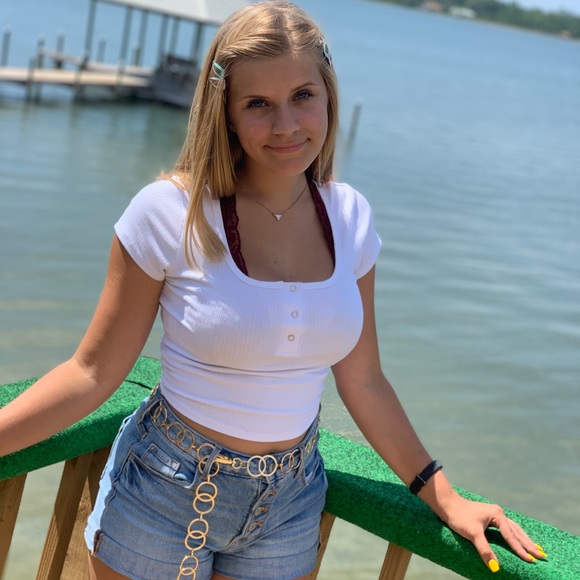 Meet your Posher, Hailey - Picture 3 of 5